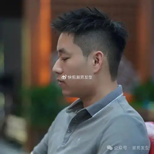 第2款:前刺短发换季换衣,咱们发型也一样,也要尽可能根据季节的变化去