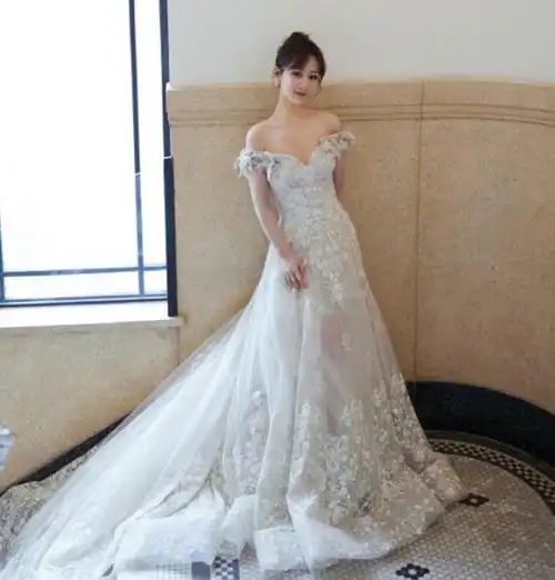 杨紫扮红孩儿眉心点大痣扎两个翘辫子发量稀少腰比别人细一圈