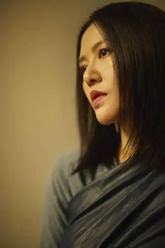 谭维维深情演绎《如果有来生》 帅气混搭风潮酷十足