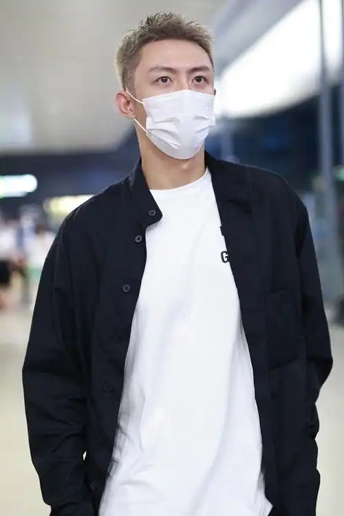 黄景瑜这发色看着有点太个性虽然颜色很新潮但他染的有点显老