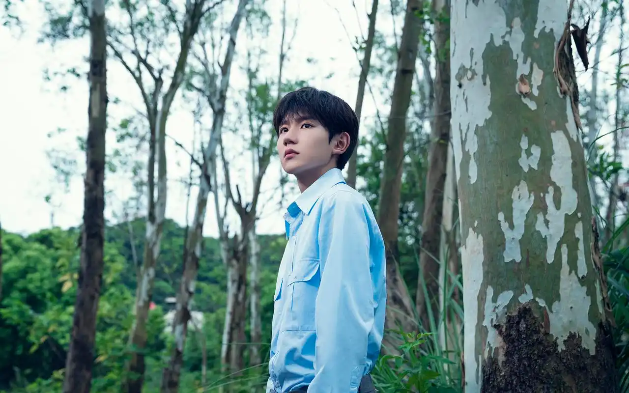 王源阳光帅气写真桌面壁纸