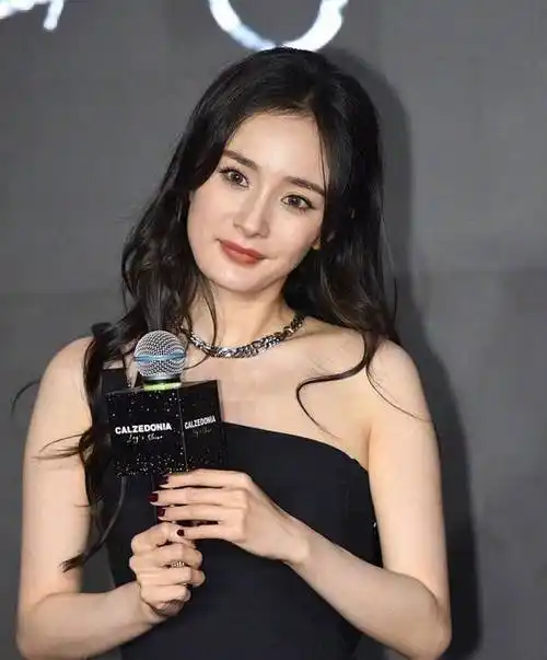 原创杨幂粉丝霸气出手生图过分p图变老变胖真实身材却可爱太多