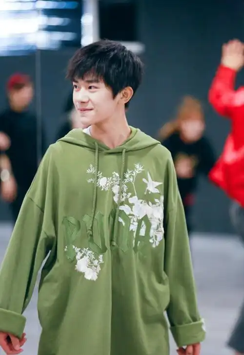 902新款易烊千玺同款戚薇男女卫衣刺绣宽松连帽oversize2017春秋衣服