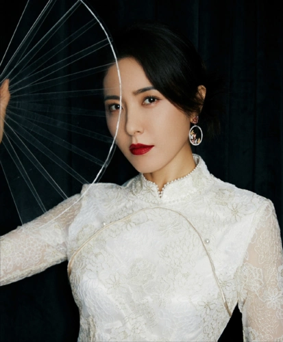 近日,曾黎在个人社交平台晒出了一组白色旗袍大片: "杭州美景盖世无双