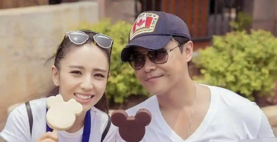 佟丽娅晒大红唇美照一身休闲黑衣装扮出镜脖子上的颈纹意外抢镜