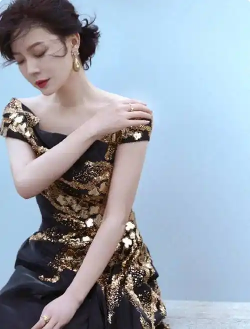 北影节闫妮告诉你:"干干瘪瘪"不叫美,珠圆玉润才更有韵味