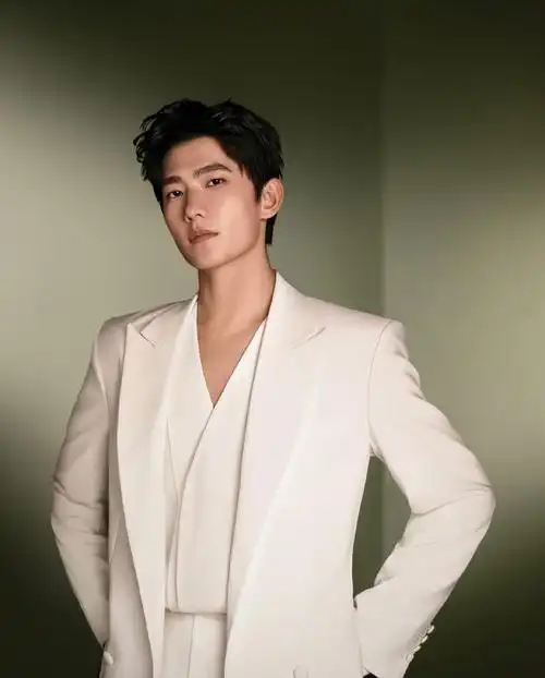 这次的光影照比之前的更绝了,层次分明显得杨洋气质成熟又高级,好喜欢