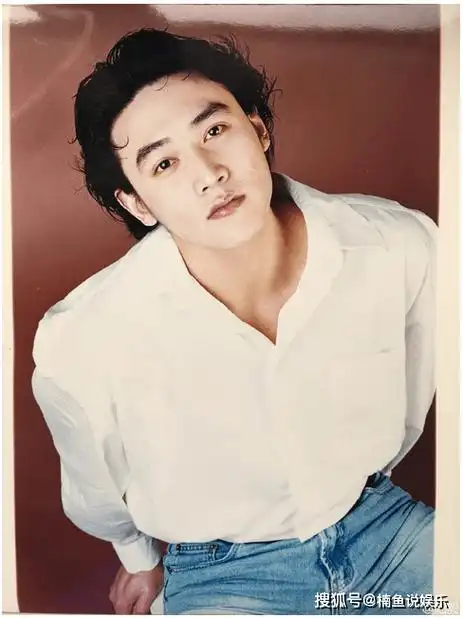 人到中年发福的男明星,年轻时候果真帅哥一枚,他出场惊艳了_雷佳音