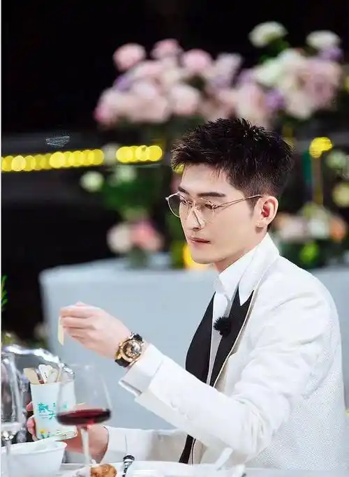 原创张翰晒照官宣吓粉丝一跳差点以为他要结婚了女方还是人气小花