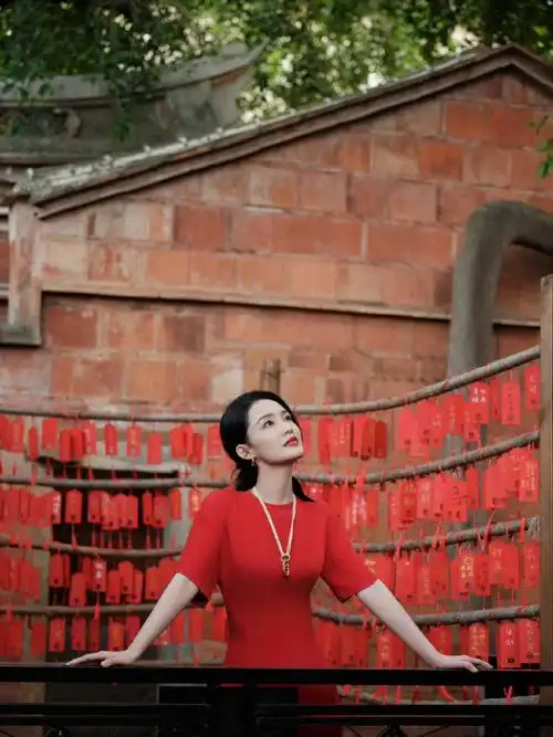 李沁的红裙好似历史花园里绽放的一朵曼陀罗,她清冷的气质如同那花旁