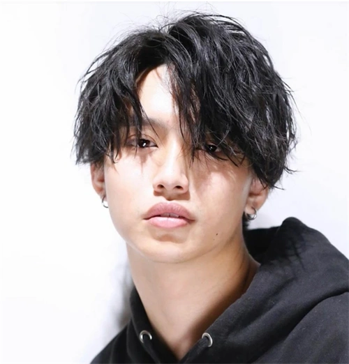 空气感纹理烫,日系热门男生烫发,小巧弧度的卷很是显温柔.