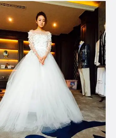 安以轩晒穿婚纱美照 娇羞回首造型唯美