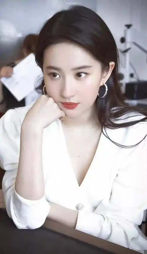 刘亦菲:明明是普通长相,却为何被推上神坛?网友一句话道出真相