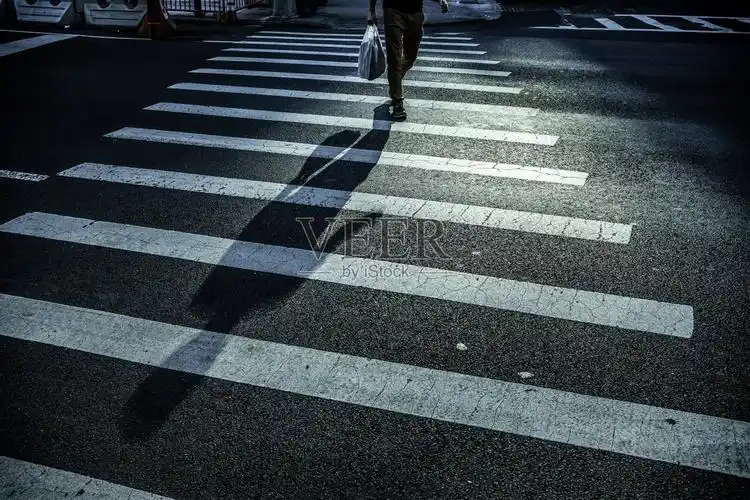 影子长长的男人过马路照片摄影图片