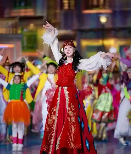 迪丽热巴| 绽放吧,新疆的红石榴花_舞台_家乡_舞蹈