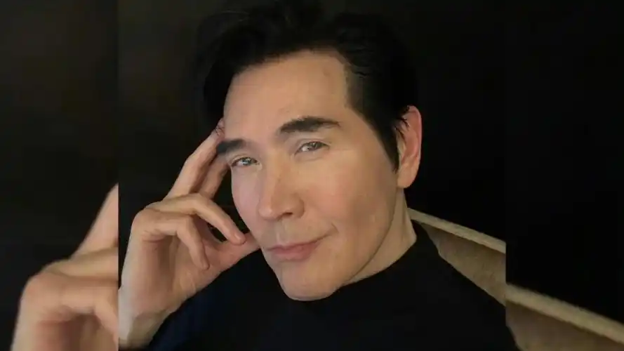 费翔晒自拍 为拍摄新电影把胡子刮了