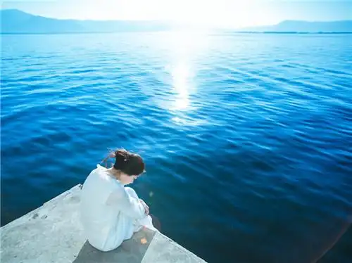 蓝色伤感唯美图片孤独使人发胖那是寂寞在膨胀