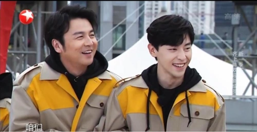 原创情人节雷佳音和邓伦在一起晒出的牵手照看出兄弟之情