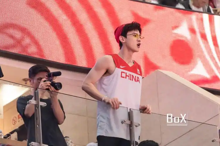 白敬亭 深夜发博晒身披中国队球衣现场观战图,配文