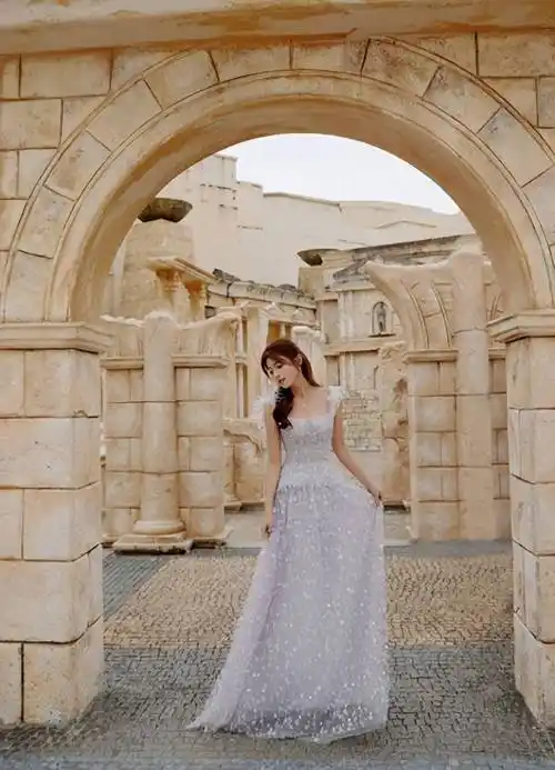 陈妍希亮相澳门,白色纱裙尽显魅力,飘逸身姿和银色耳坠令人陶醉_气质