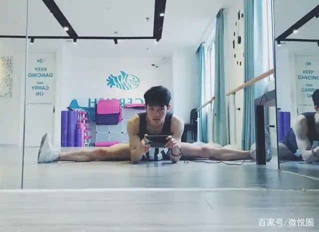 舞蹈男孩的塑形人生:一字马秀自拍好有范,精瘦的肌肉更是吸睛!