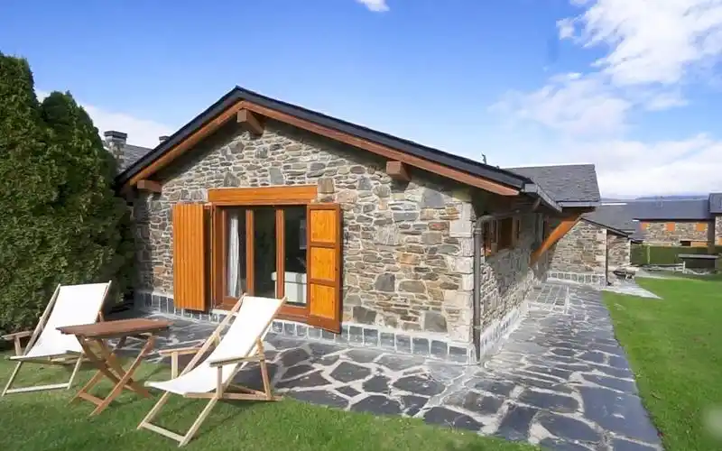 山坡上错层的石头房子