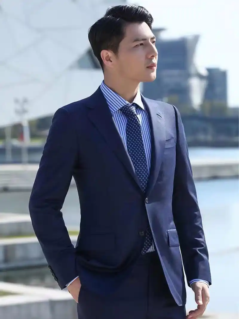 一件蓝色西装的无限可能 既是成熟男人的标配 也是清新绅士的百搭款