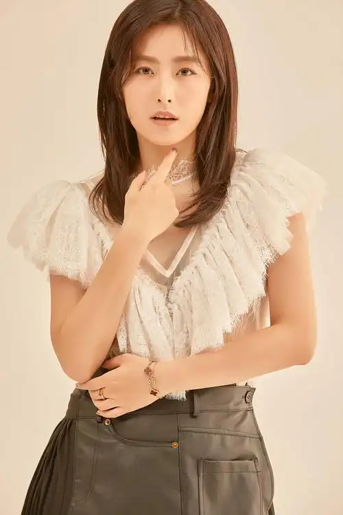 徐百慧真是东方美人穿白色露腰衬衣裙秀高雅姿态端庄又有气质