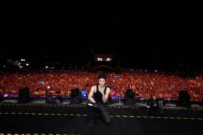 王子异超话赤色于黑夜里绽放,滚烫音符点燃靓仔@王子异舞台上的每一瞬