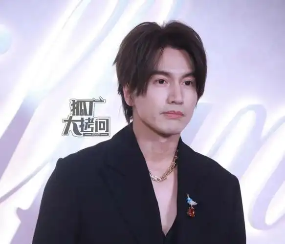 在此,品牌邀请了两名身材酷似模特的男士,分别是身高191cm的高伟光与