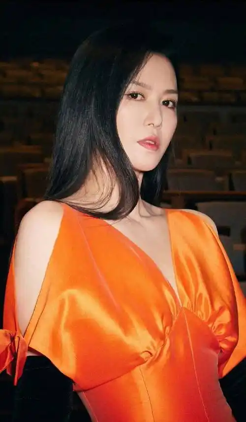 梦幻女神谭维维身穿橙色优雅深v连衣裙打造绝美写真拍摄_魅力_梦想