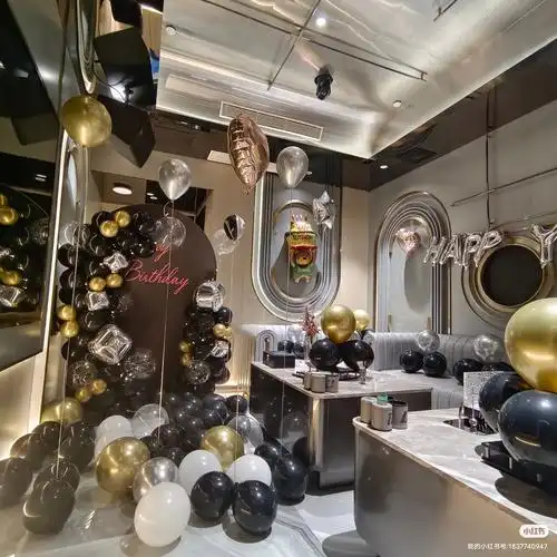 ktv小包厢黑金主题生日气球布置