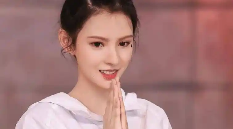 都说张予曦美得像"人间芭比",看到生图下的肤色差,我懵了!