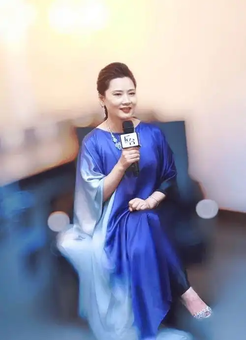 何赛飞打扮起来好惊艳蓬松黑裙配金属领口奔六仍然美得很大气