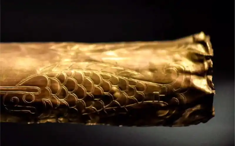 三星堆的黄金权杖格外引人注目,是我国出土的首个黄金权杖,也验证了