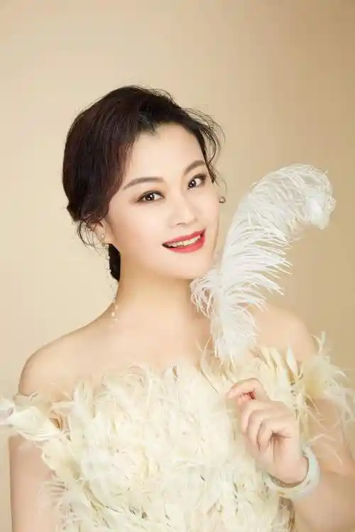 许海霞出生于山西民歌之乡河曲,她是青年歌唱家,中国文艺志愿者协会