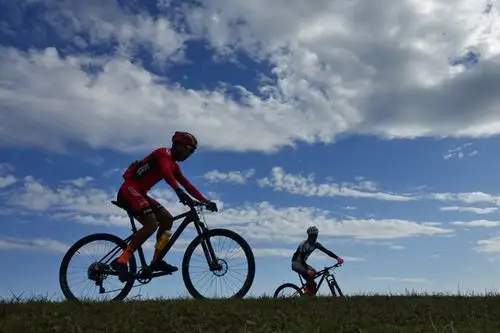 贵阳:高坡山地骑行者秀车技