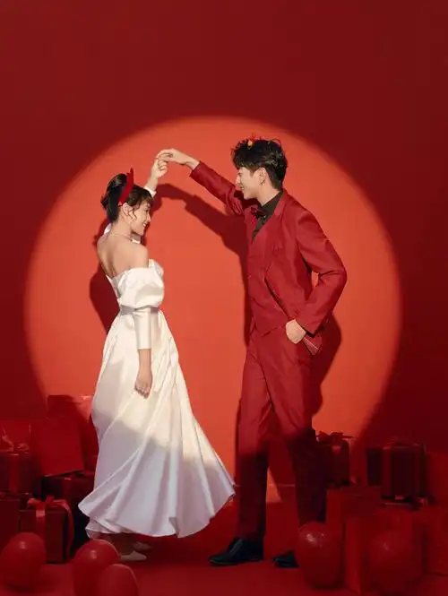 大气经典的复古红光影婚纱照找到了美到心