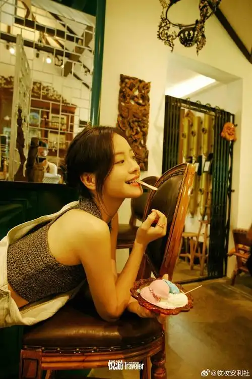 李庚希与好友聚会抽烟