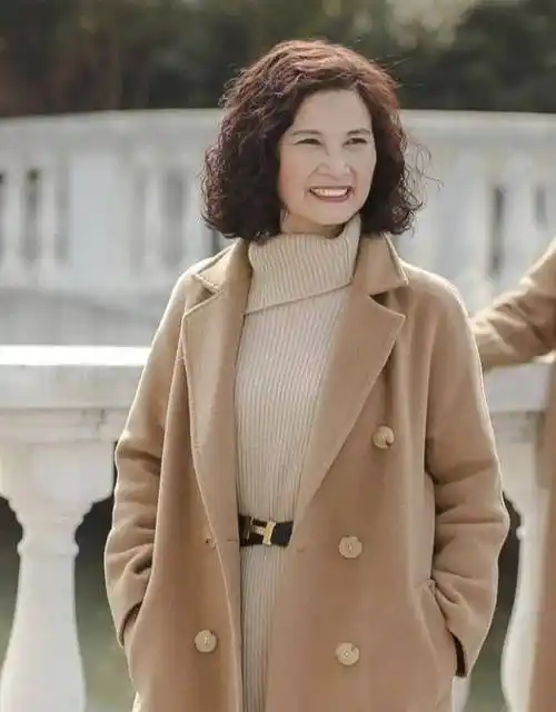 女人过了60岁,发型选这3种"贵妇卷"才显气质,有白发更高级_女性_卷发