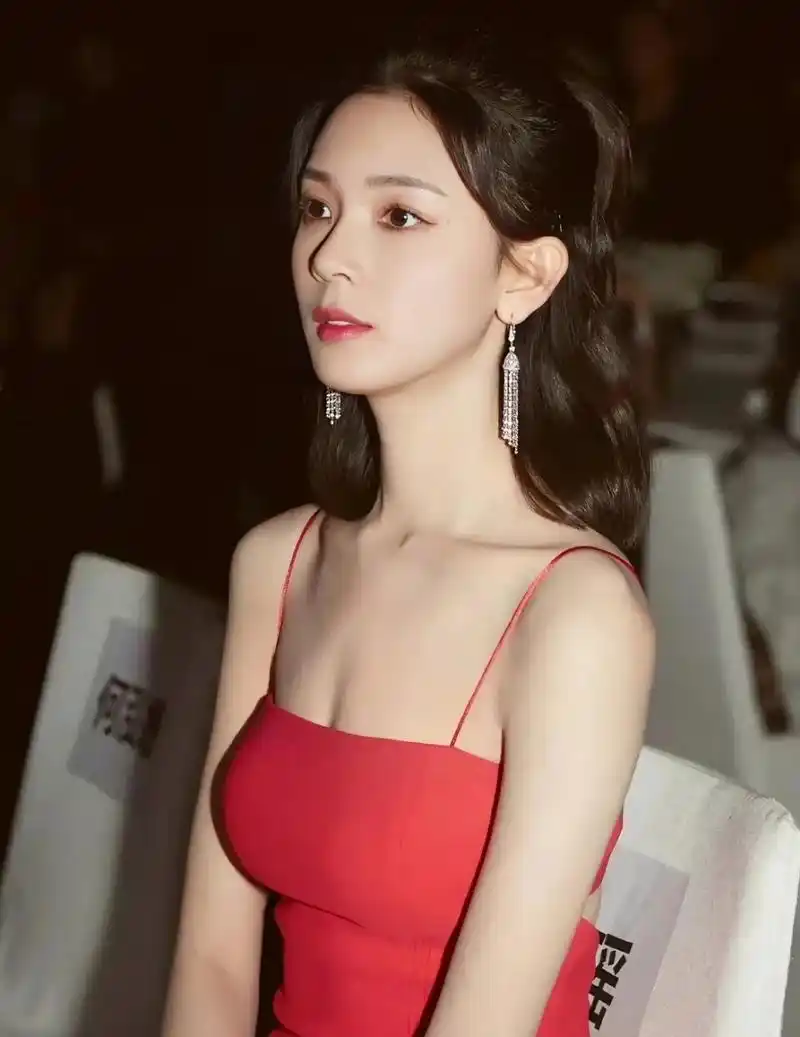 陈瑶礼服造型优雅美丽#娱乐大赏# #明星的那些神图# #惊艳瞬间