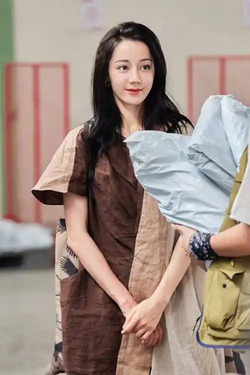 迪丽热巴发烧摘掉隐形眼镜大变样网友认不出,瘦超多状态憔悴显老_形象