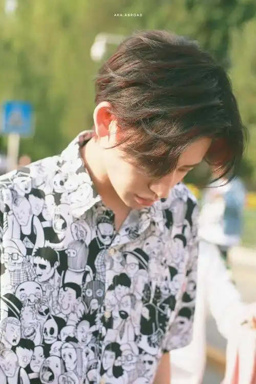 210526 小鬼身穿黑白印花衬衫打卡央视晚会录制 告别眉钉寻找下一个