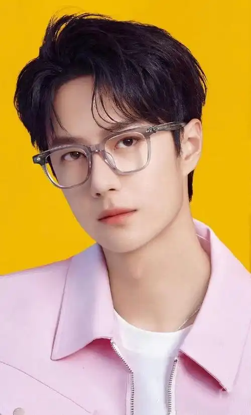 王一博#王一博戴眼镜帅呆了每一次抬眸都是一场华丽的时尚表演92