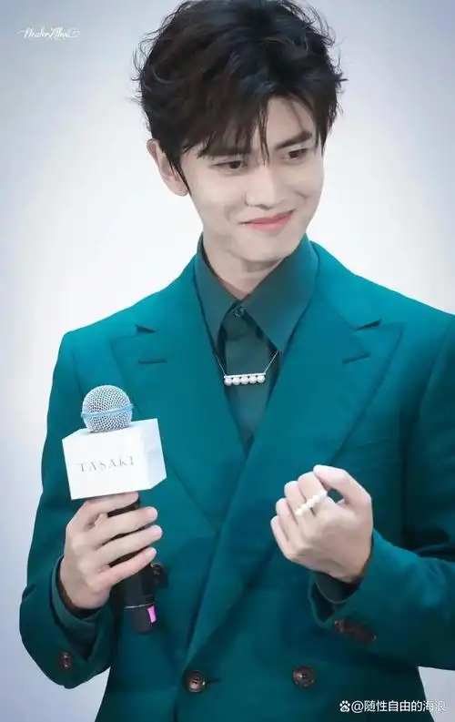 备受瞩目的任嘉伦在上海tasaki探店活动中展现了他的时尚品味和个人