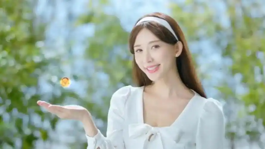 林志玲拍最新广告大片碎花衣服妆容精致侧身小腹微凸被疑怀孕