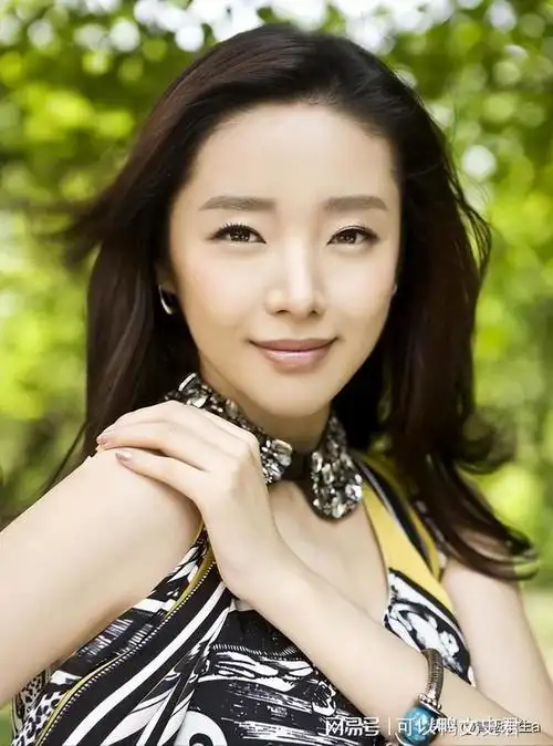 他欠债700亿逃亡国外带走明星女友和61个亿父亲葬礼也没回来