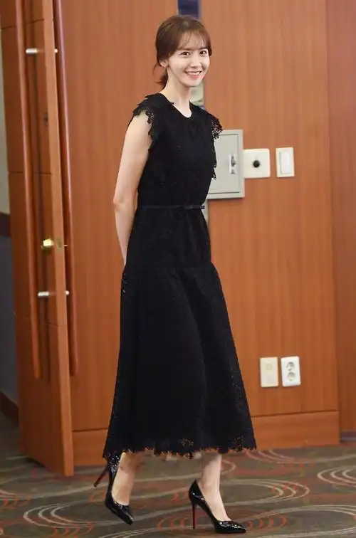 林允儿穿黑色蕾丝裙露灿笑,美的不可方物!28岁脸庞还透着轻盈感