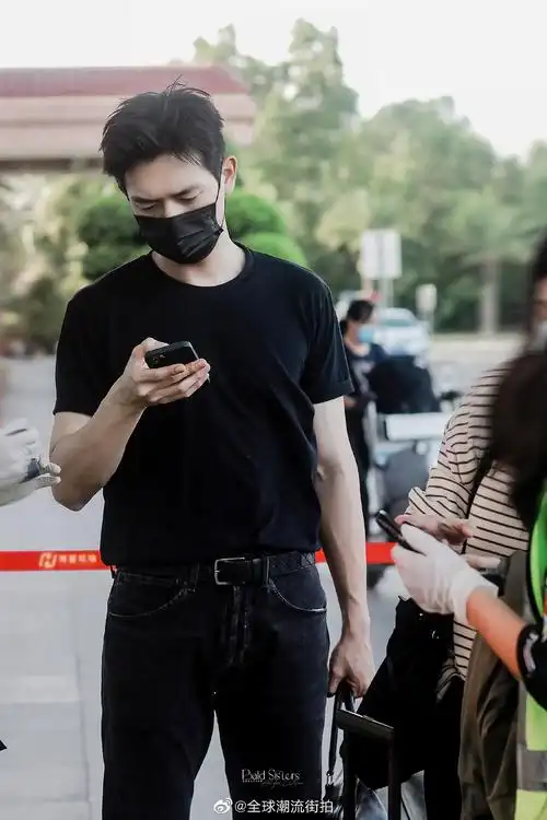 李现最新机场私服更新短袖黑t搭配直筒牛仔裤