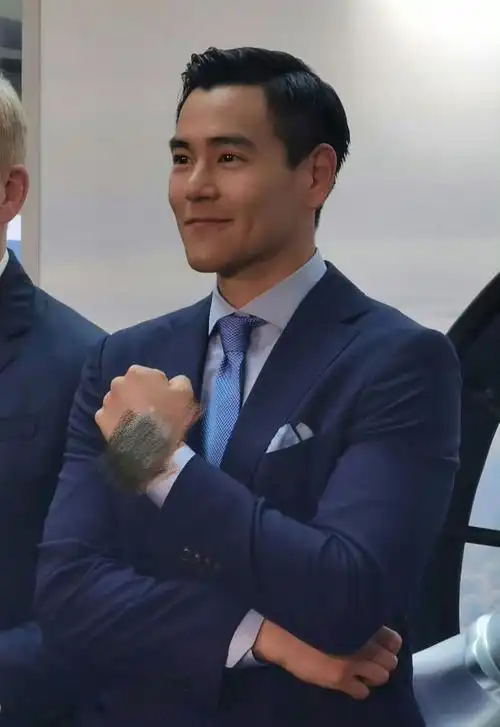 彭于晏还是那么帅无美颜无滤镜状态满分穿西装尽显男友力